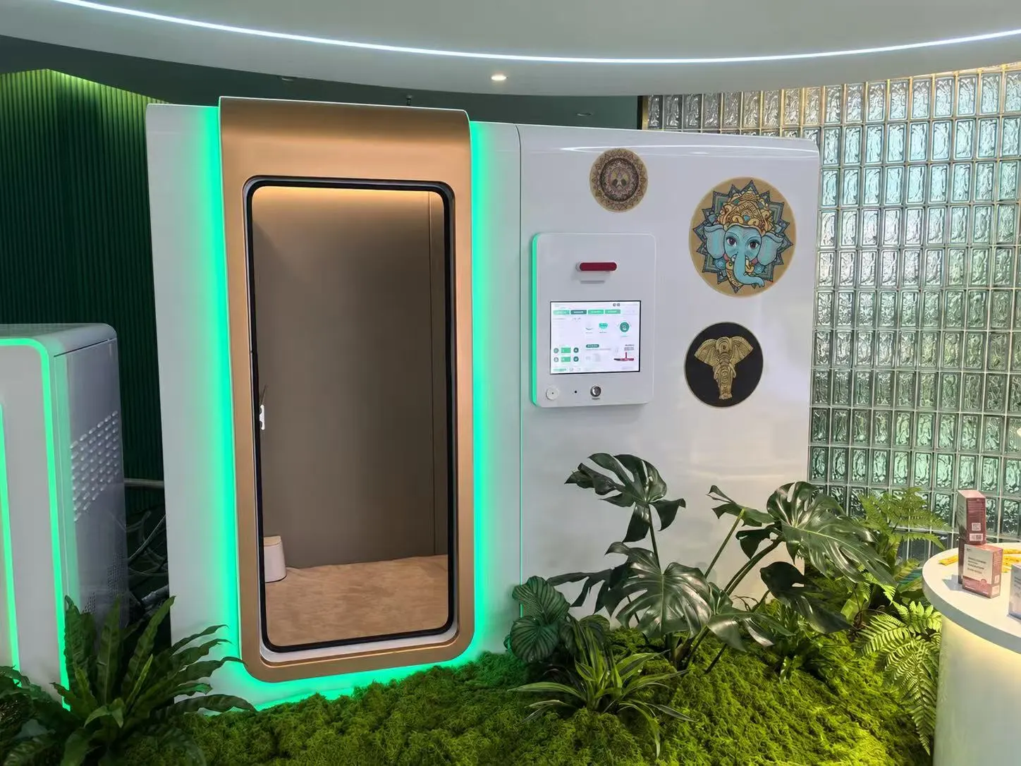 Pintu OXY-30 Duo, panel kontrol, dan pencahayaan hijau di pusat