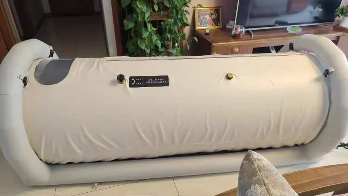 Ruang lunak horizontal putih terpasang di ruangan