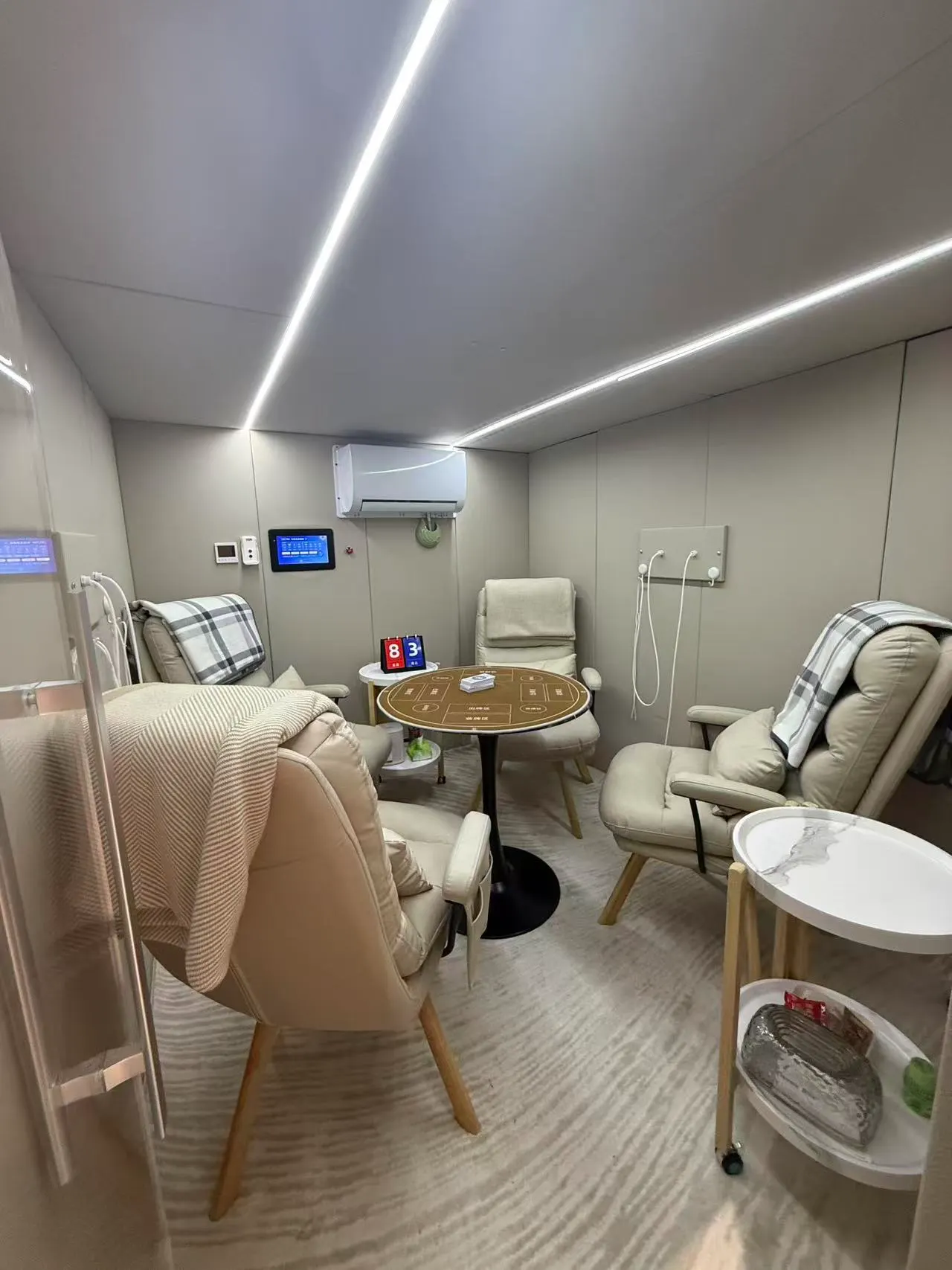Bên trong buồng của dự án UAE với ghế và bàn