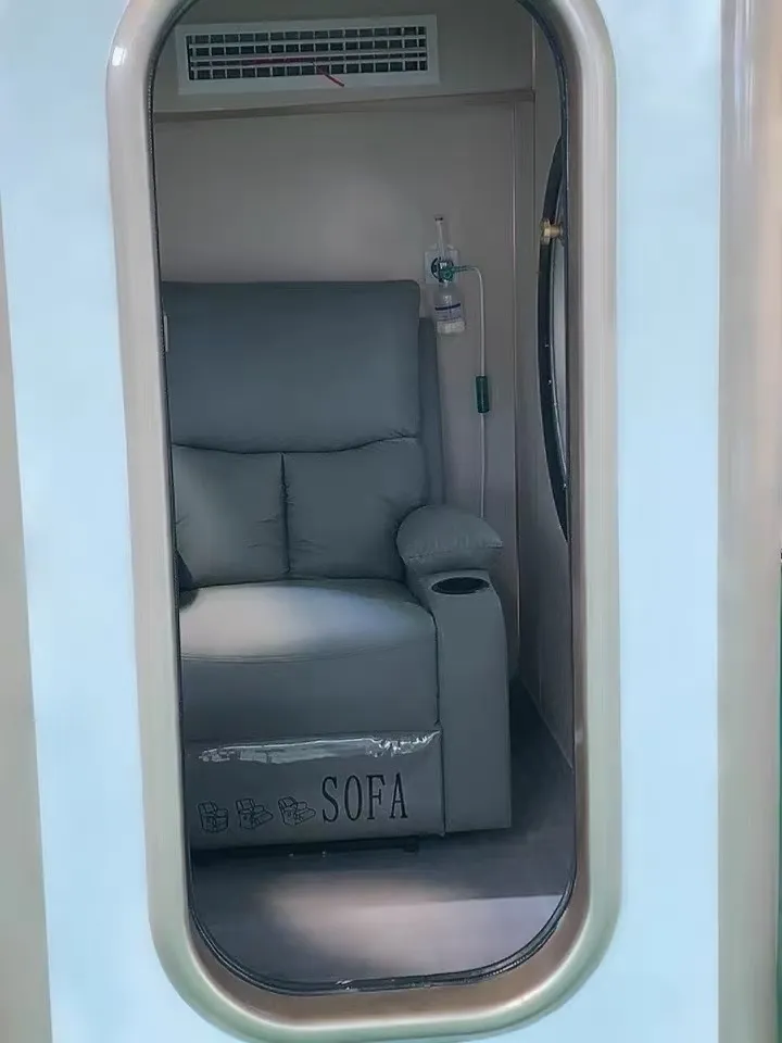 Pintu ruang terbuka dengan kursi dan ventilasi terlihat