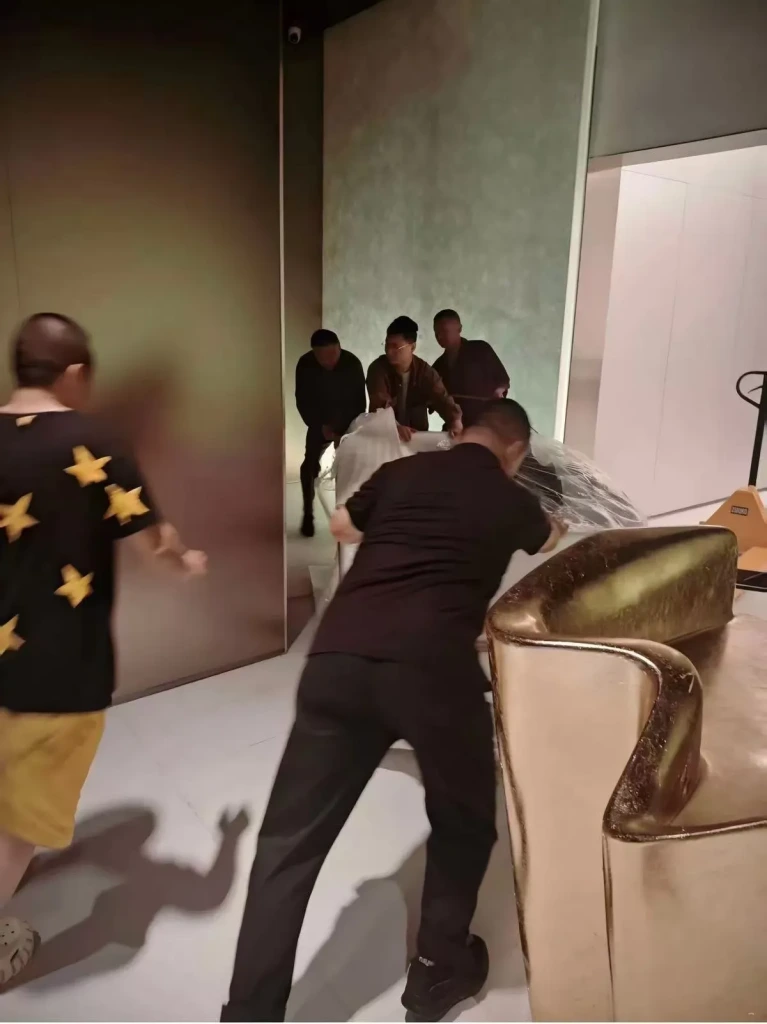 Persone che spostano attrezzatura attraverso un ingresso interno