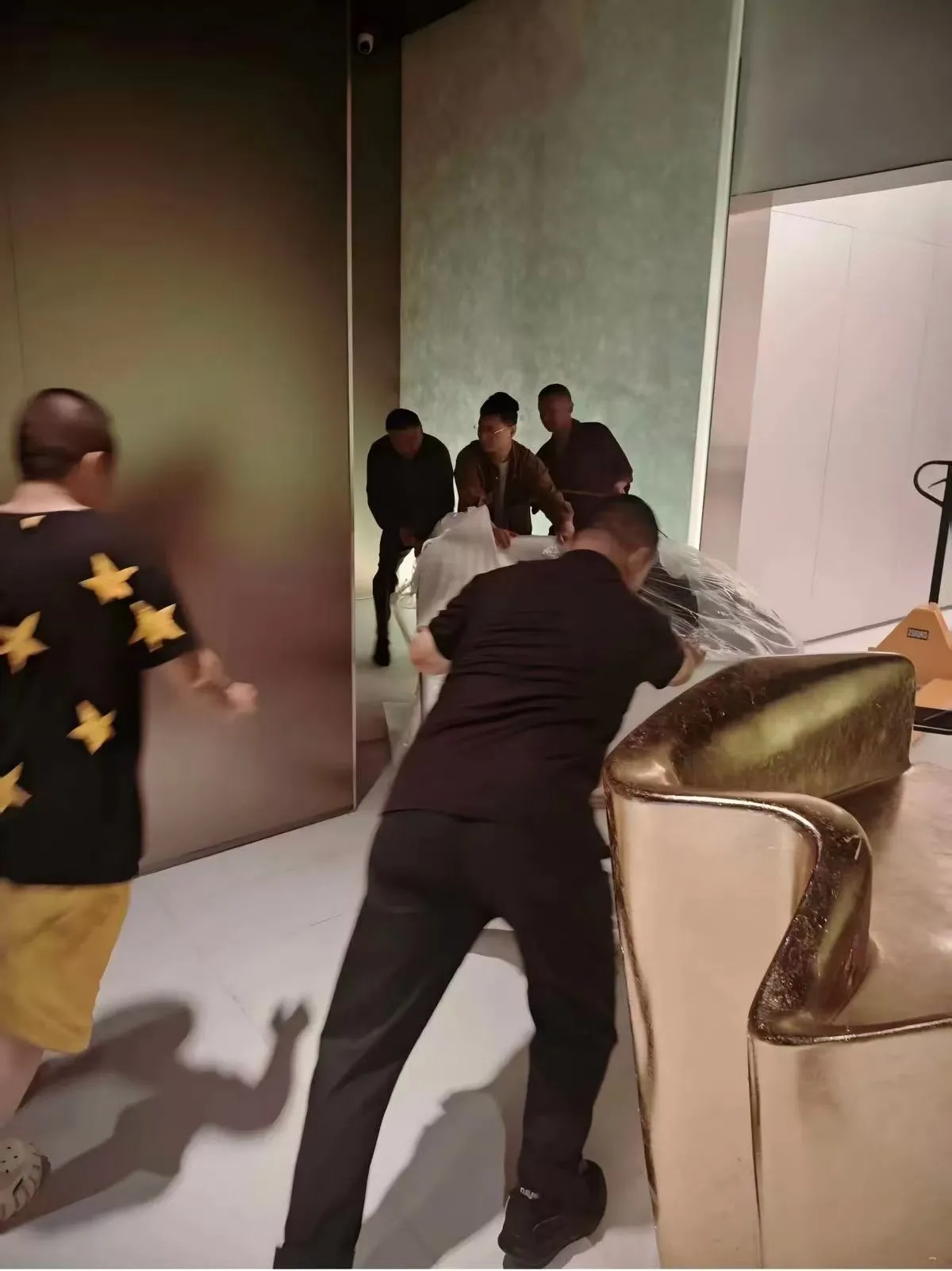 Orang-orang memindahkan peralatan melalui pintu dalam ruangan