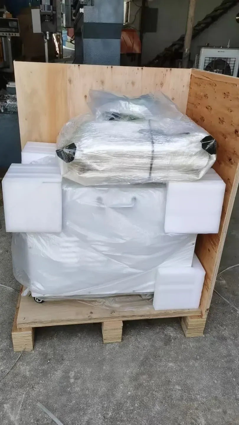 Peralatan OXY-05 dilindungi busa dan pembungkus dalam peti pengiriman