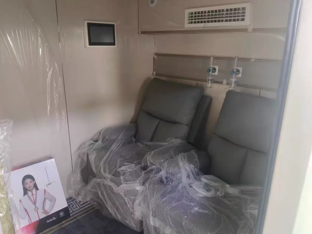 Sedute della camera ancora protette da imballaggio trasparente