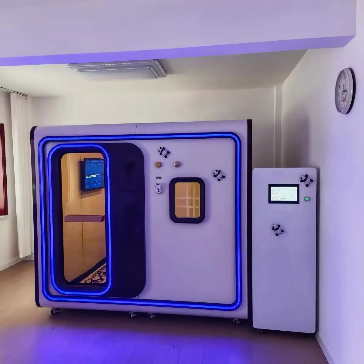 Ruang keras dengan pintu bercahaya dan panel kontrol samping