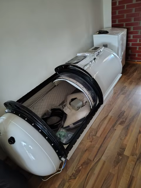 Ruang horizontal putih dengan penutup gelap di rumah