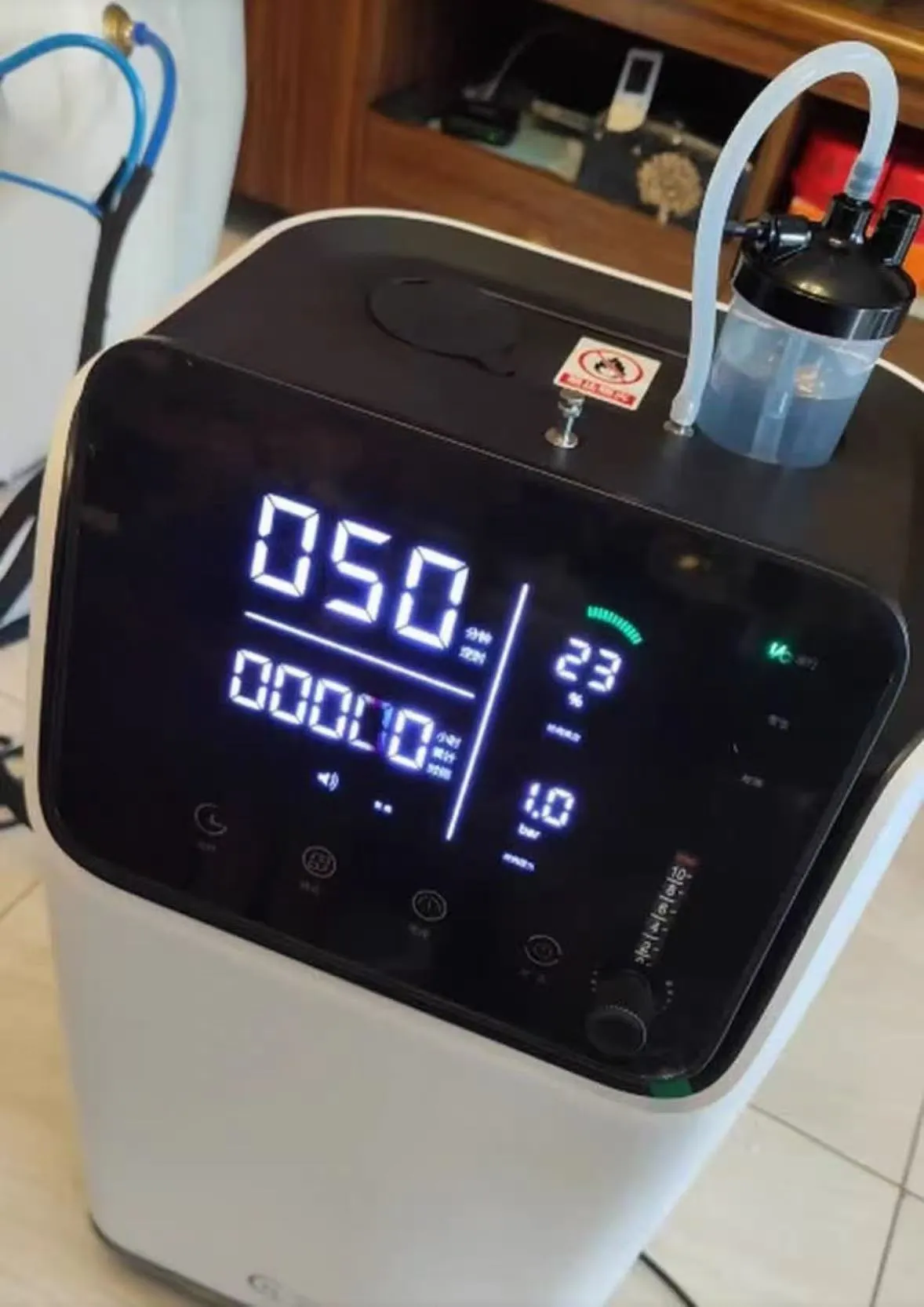 Panel digital peralatan pendukung dengan selang terhubung