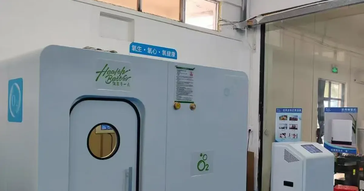Concentratore di ossigeno da 10 L/min accanto a una camera iperbarica rigida